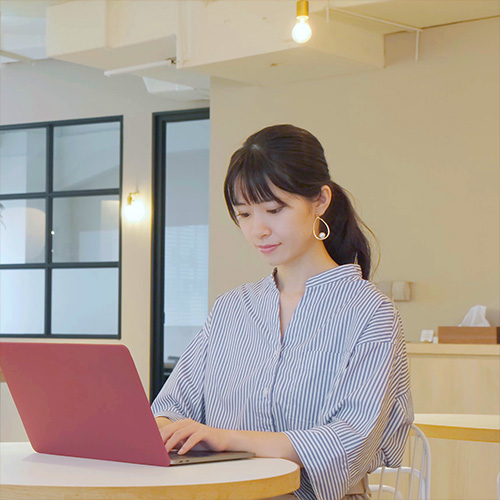 カフェワークする女性の写真