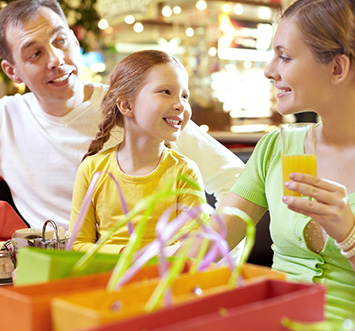 家族で食事をする写真